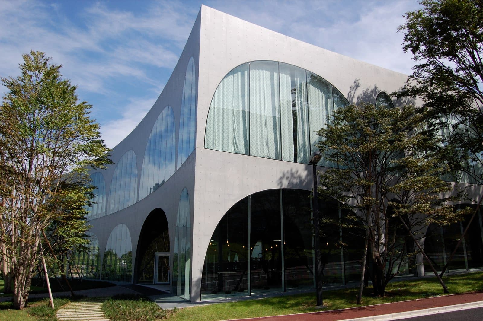 Tama Art University Library